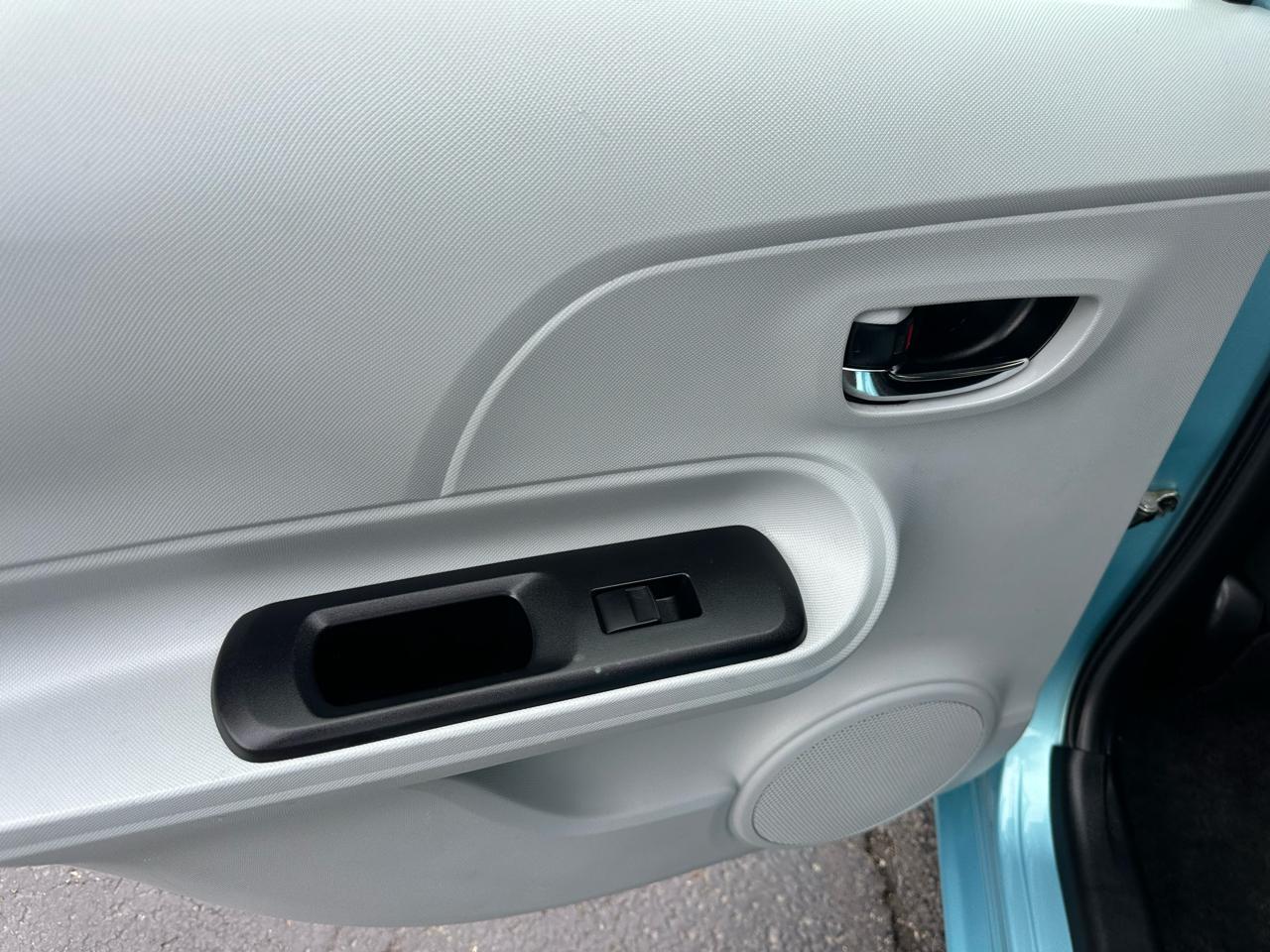 Toyota Prius c 5dr HB Three (Natl) 2013