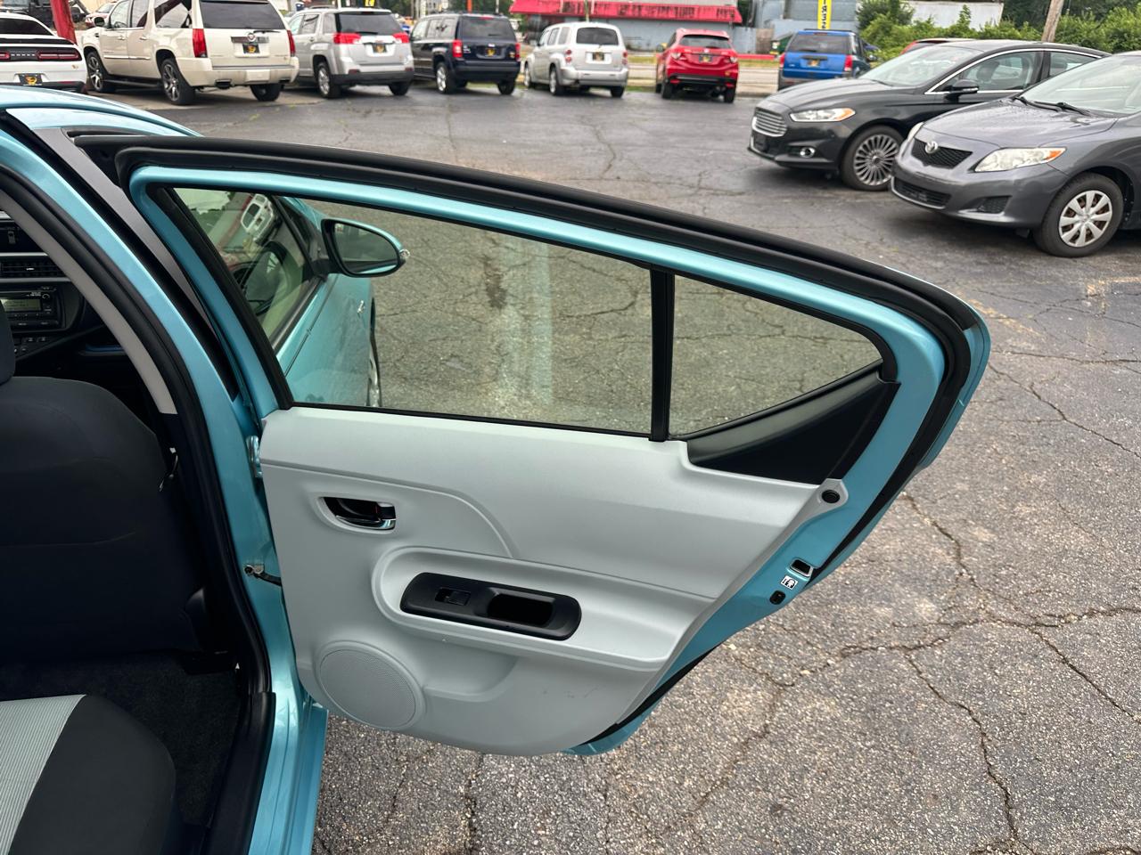 Toyota Prius c 5dr HB Three (Natl) 2013