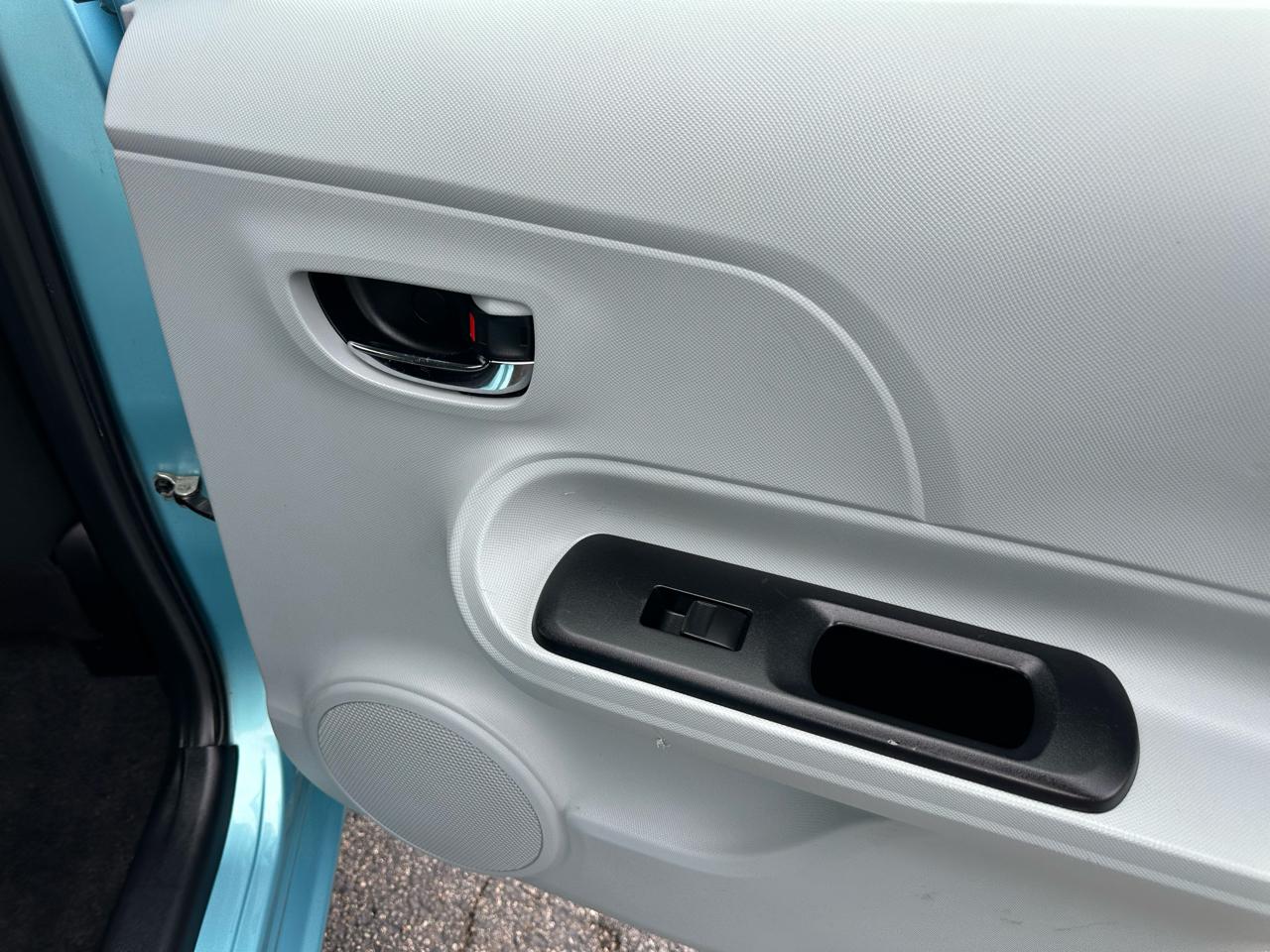 Toyota Prius c 5dr HB Three (Natl) 2013