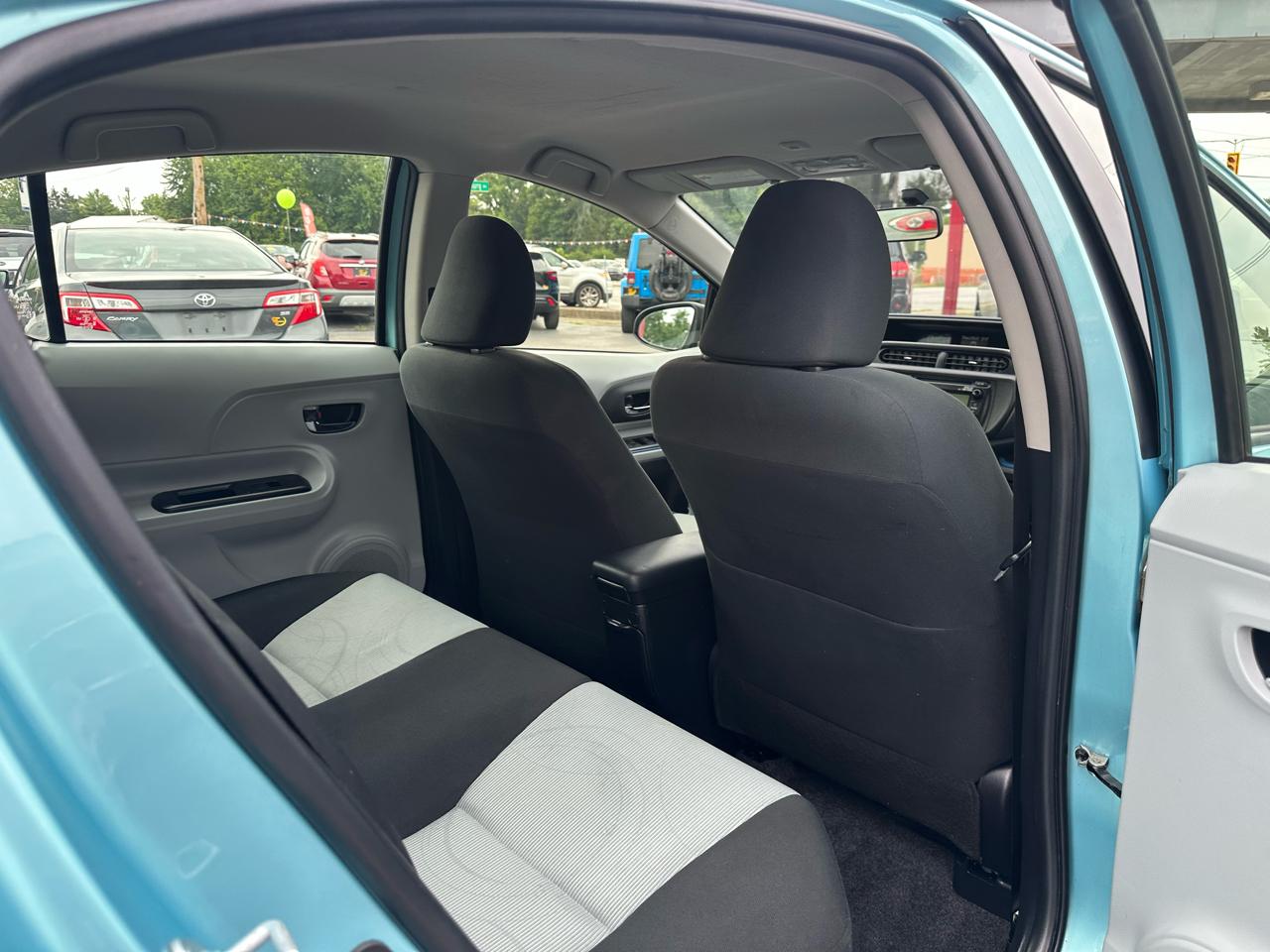 Toyota Prius c 5dr HB Three (Natl) 2013