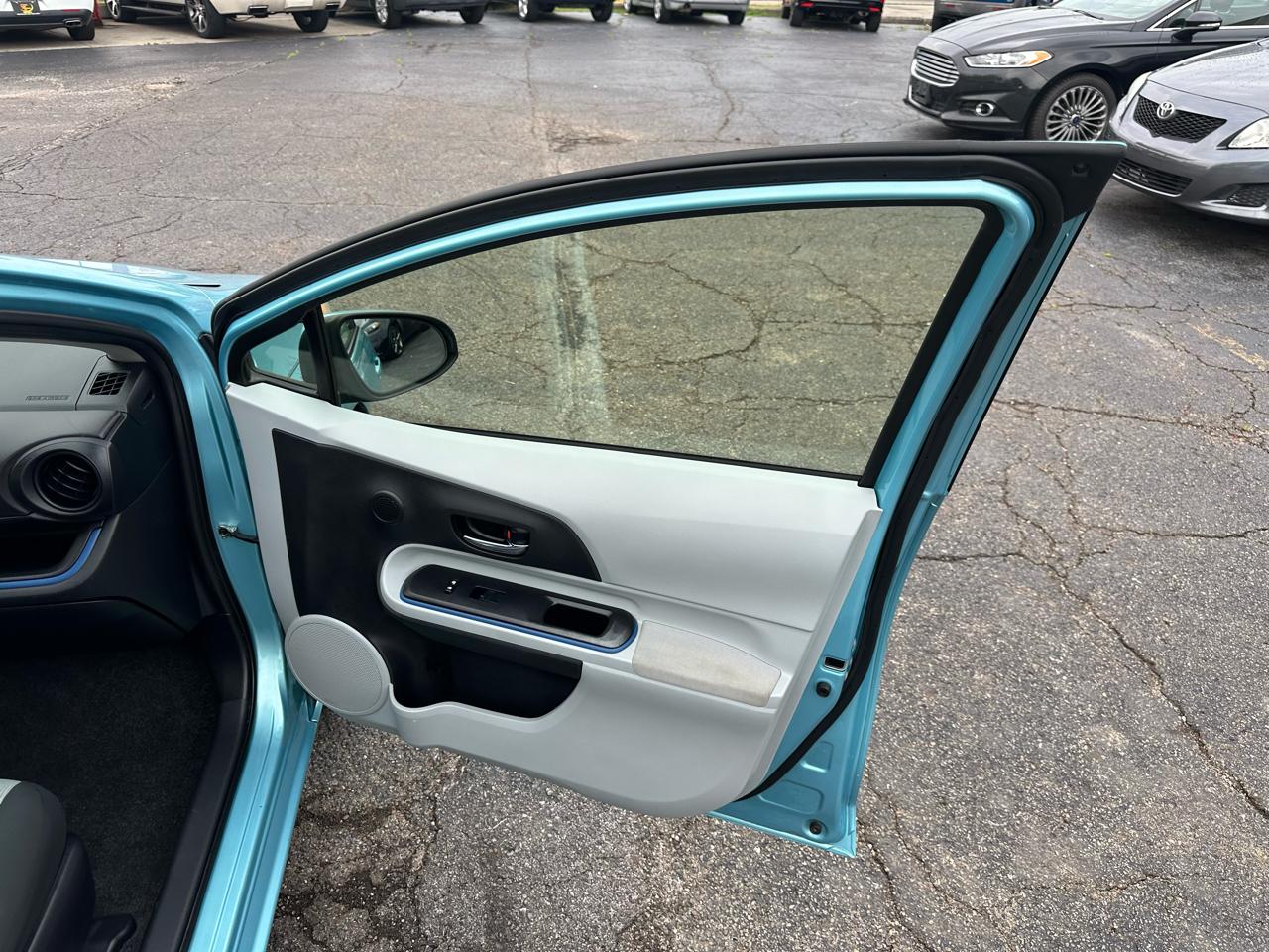 Toyota Prius c 5dr HB Three (Natl) 2013