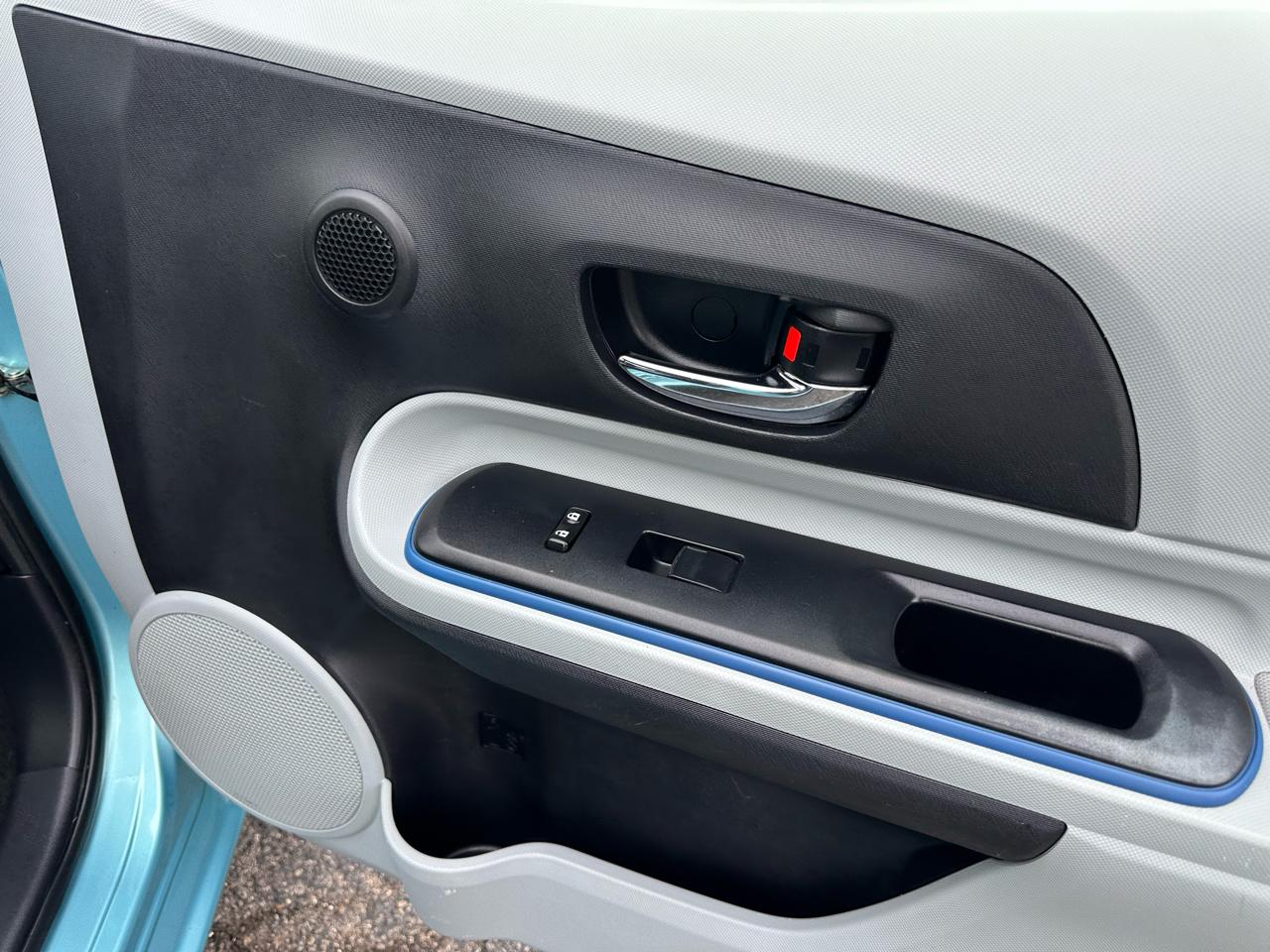 Toyota Prius c 5dr HB Three (Natl) 2013