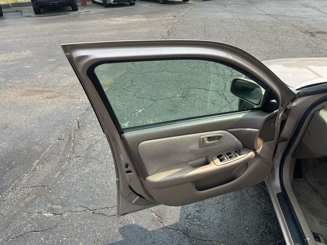 Toyota Camry 4dr Sdn XLE Auto (Natl) 2001