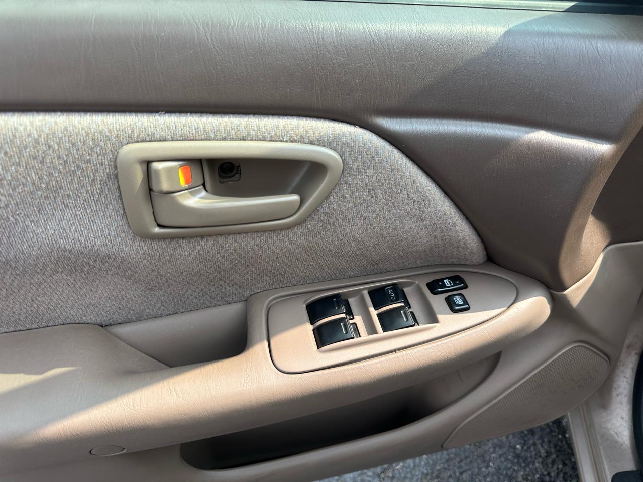 Toyota Camry 4dr Sdn XLE Auto (Natl) 2001