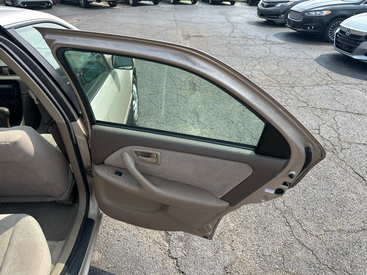 Toyota Camry 4dr Sdn XLE Auto (Natl) 2001
