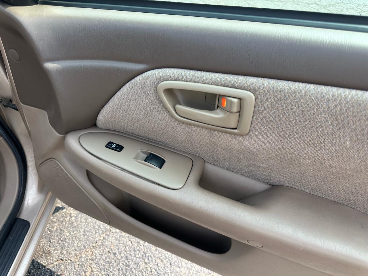 Toyota Camry 4dr Sdn XLE Auto (Natl) 2001