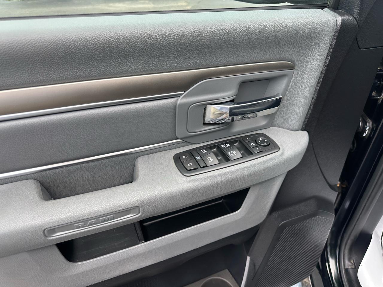 RAM 1500 4WD Quad Cab 140.5" Big Horn 2016