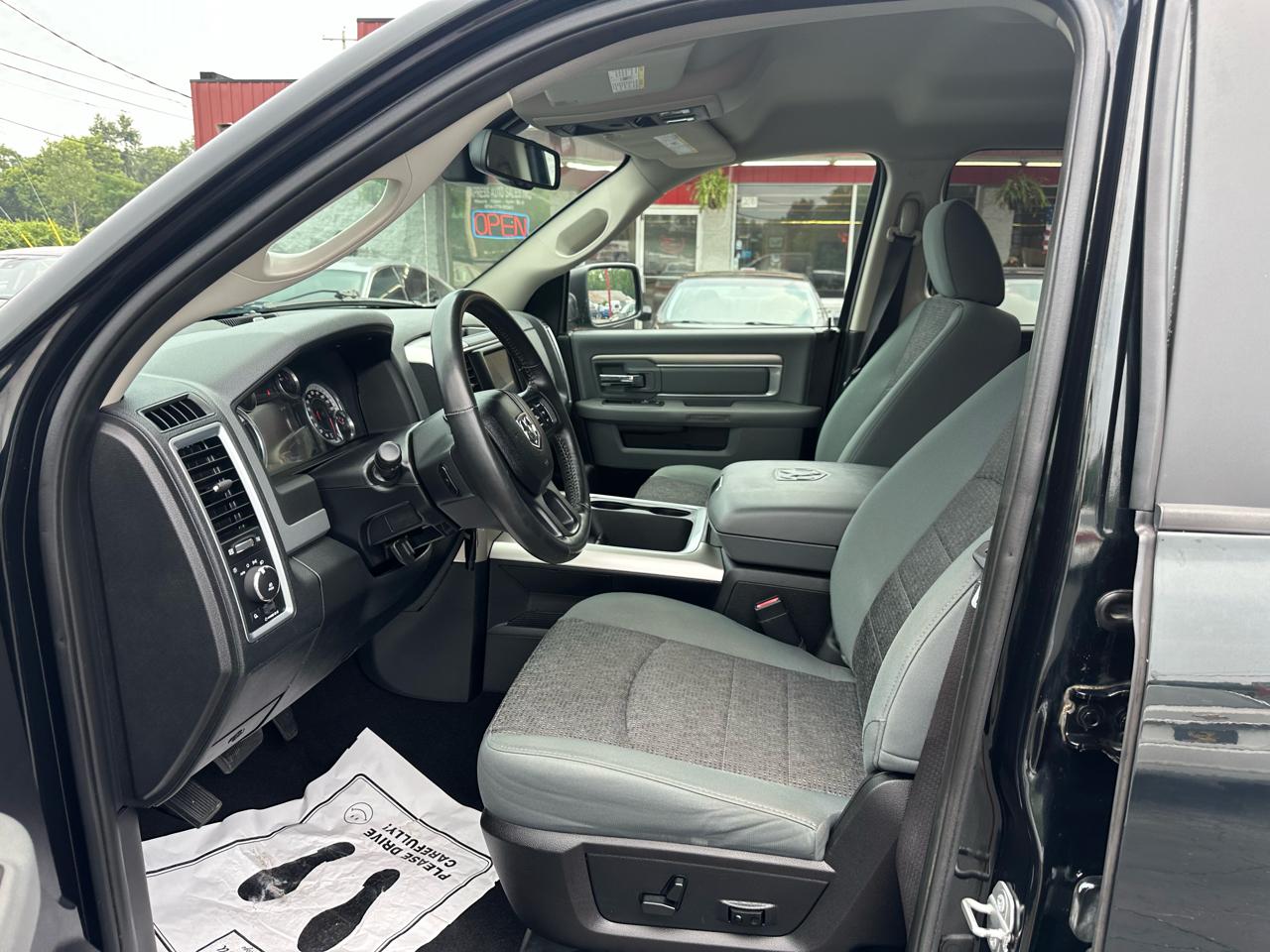RAM 1500 4WD Quad Cab 140.5" Big Horn 2016
