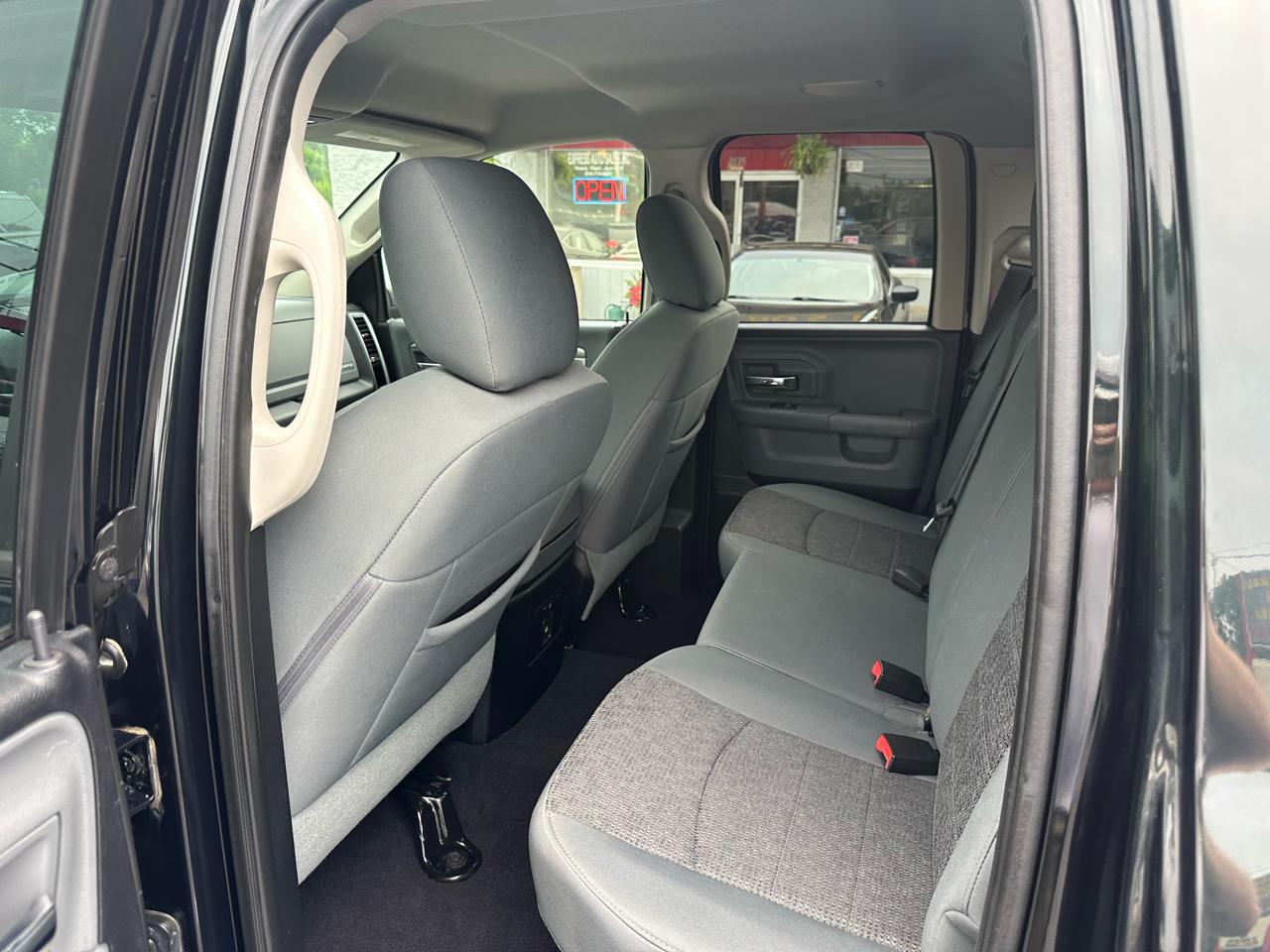 RAM 1500 4WD Quad Cab 140.5" Big Horn 2016