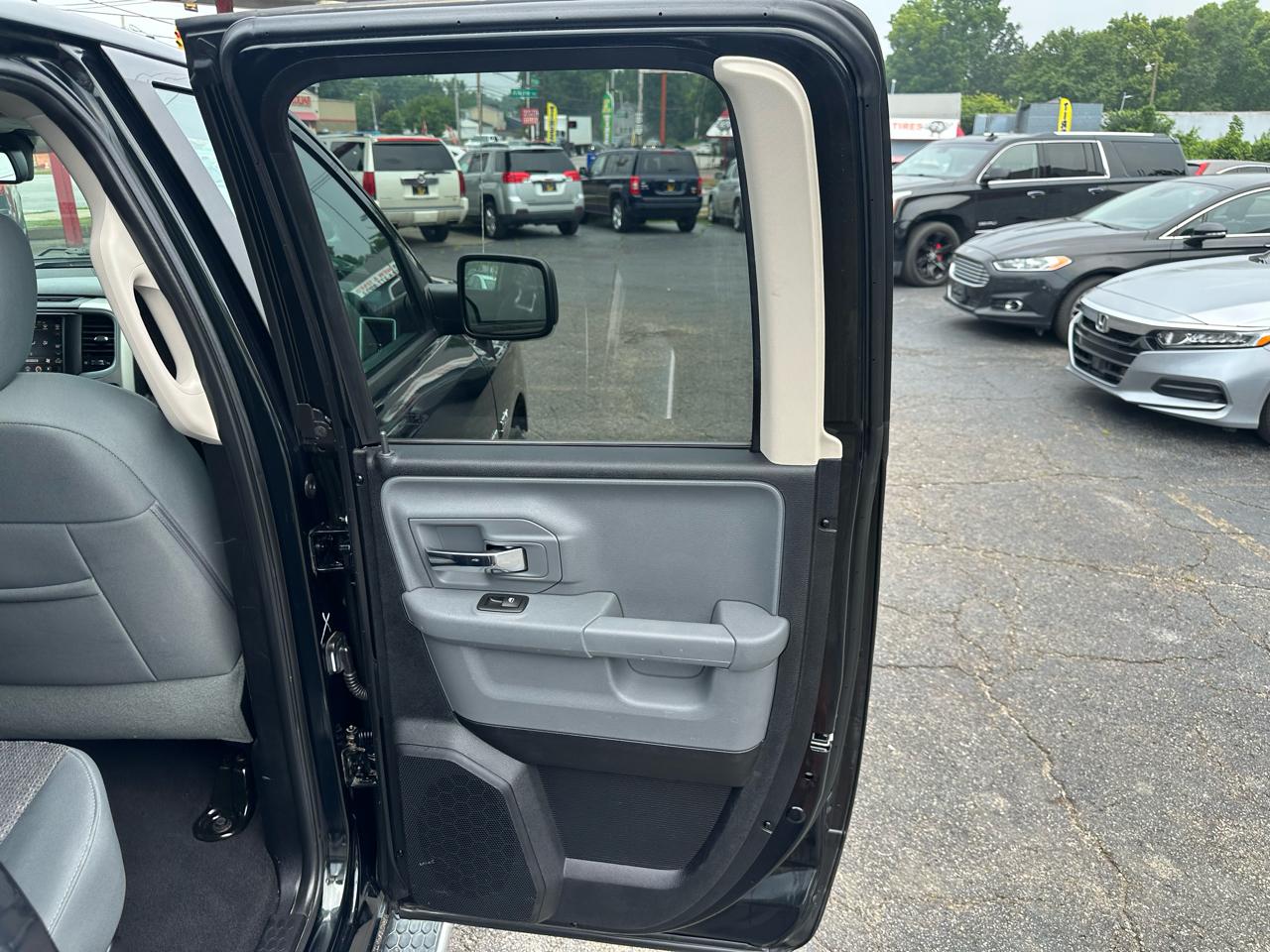 RAM 1500 4WD Quad Cab 140.5" Big Horn 2016