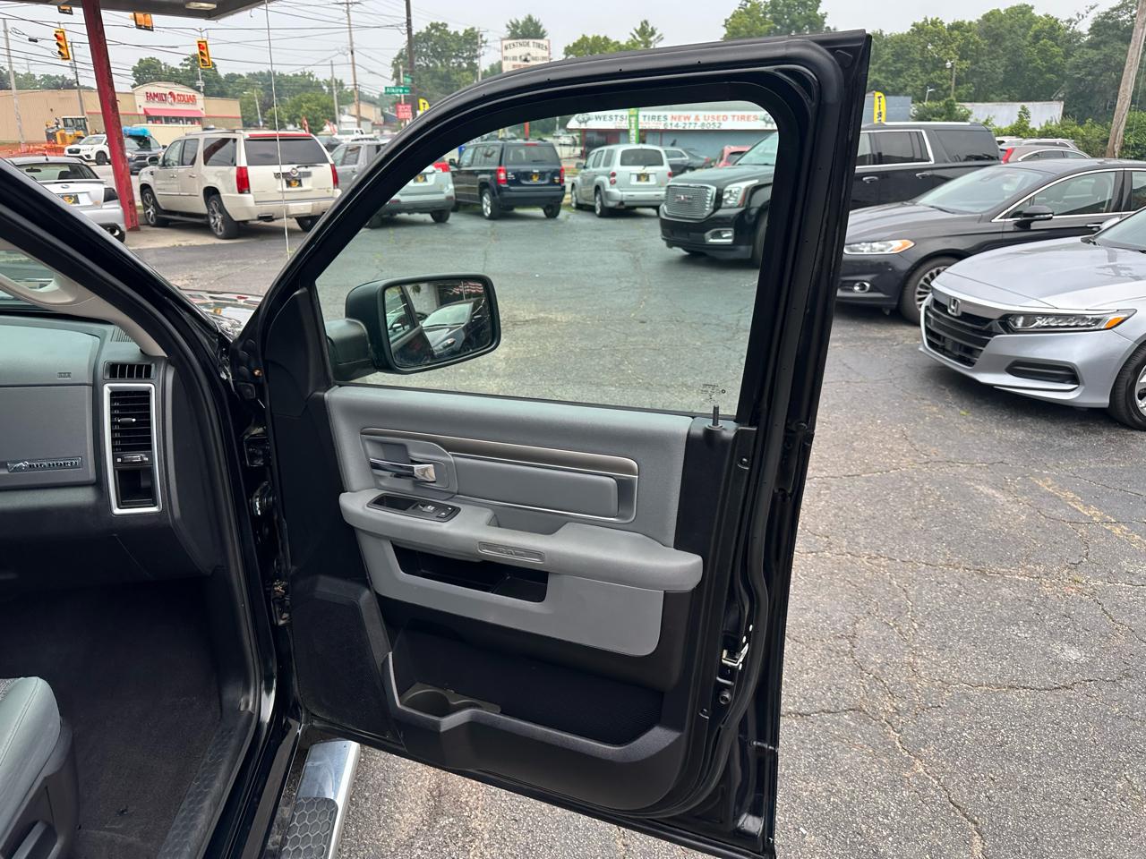 RAM 1500 4WD Quad Cab 140.5" Big Horn 2016