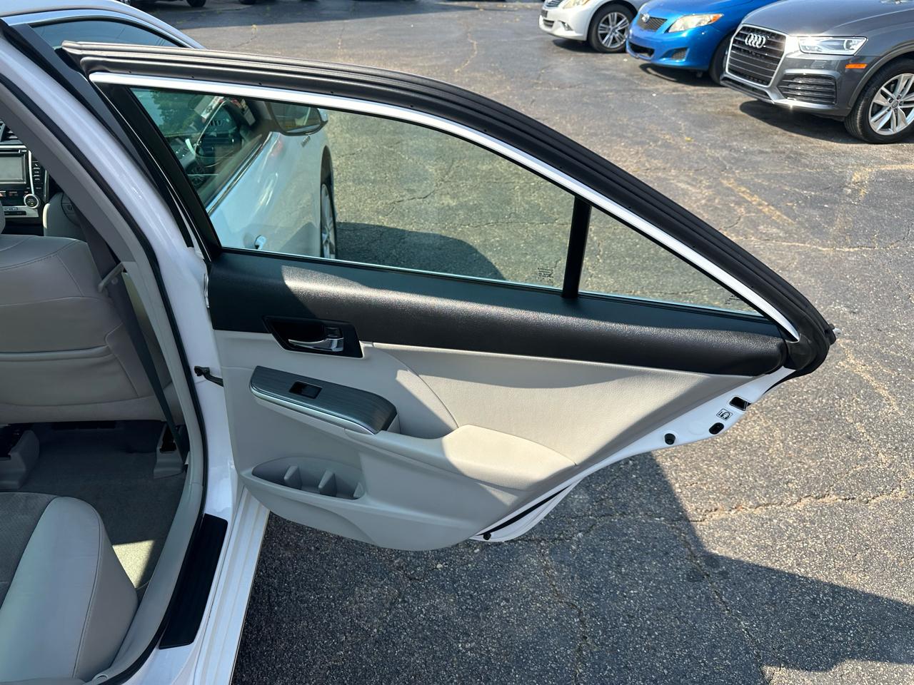 Toyota Camry Hybrid 4dr Sdn XLE (Natl) 2012