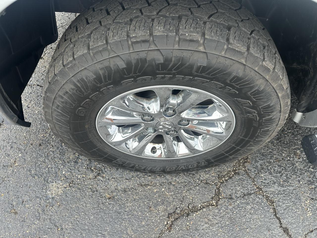 RAM 1500 4WD Crew Cab 140.5" Laramie 2013