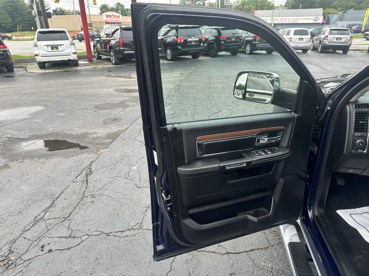 RAM 1500 4WD Crew Cab 140.5" Laramie 2013