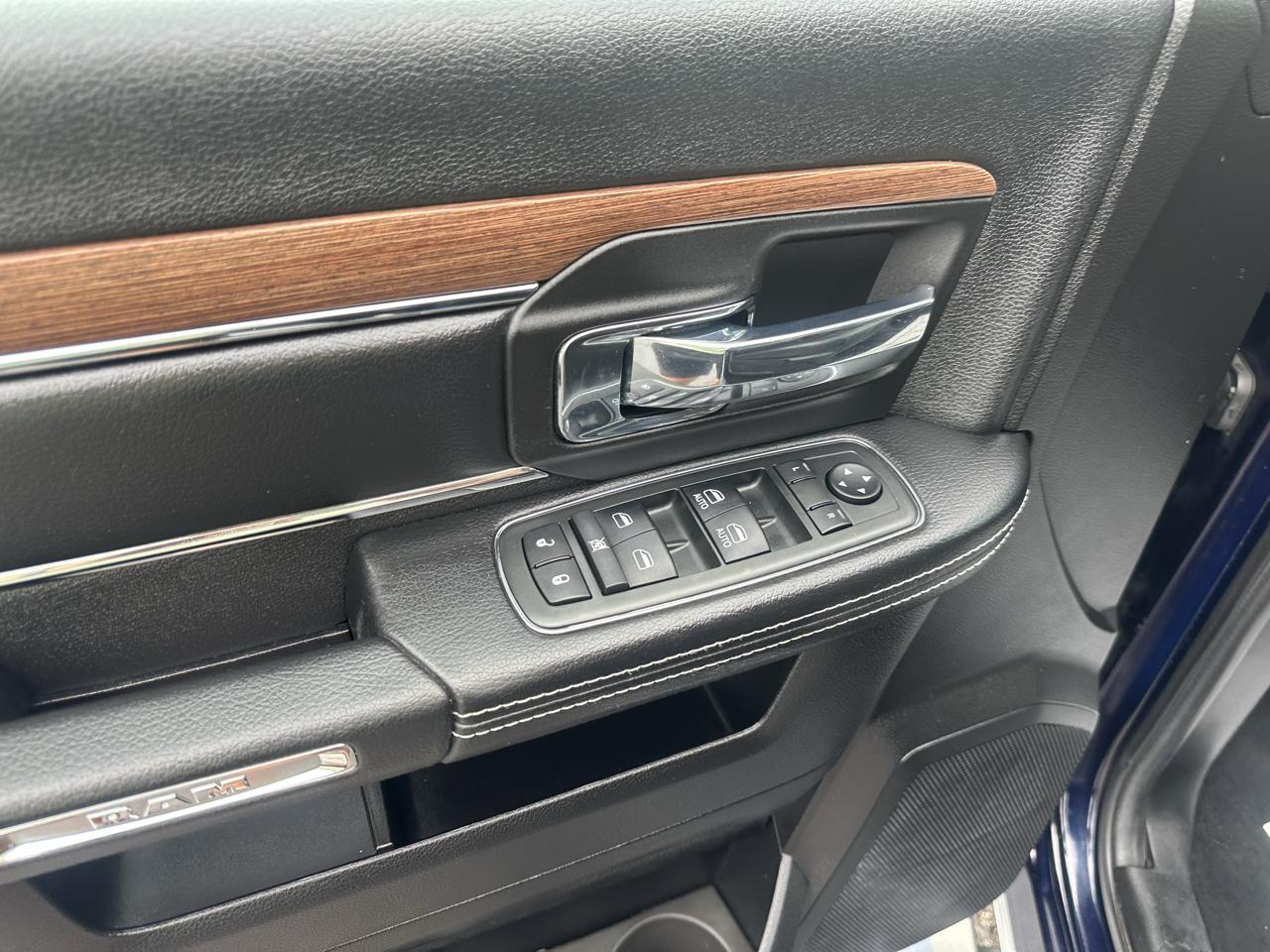RAM 1500 4WD Crew Cab 140.5" Laramie 2013