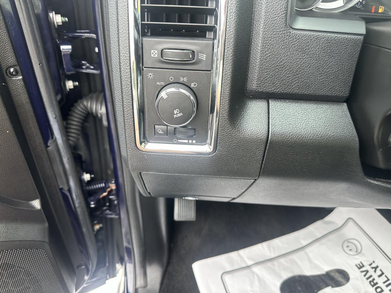 RAM 1500 4WD Crew Cab 140.5" Laramie 2013