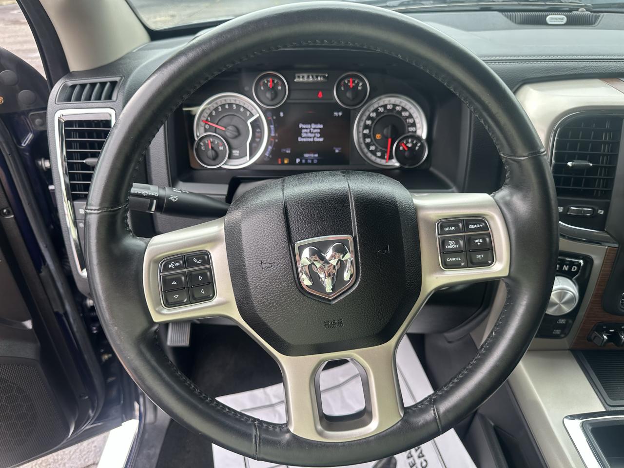 RAM 1500 4WD Crew Cab 140.5" Laramie 2013