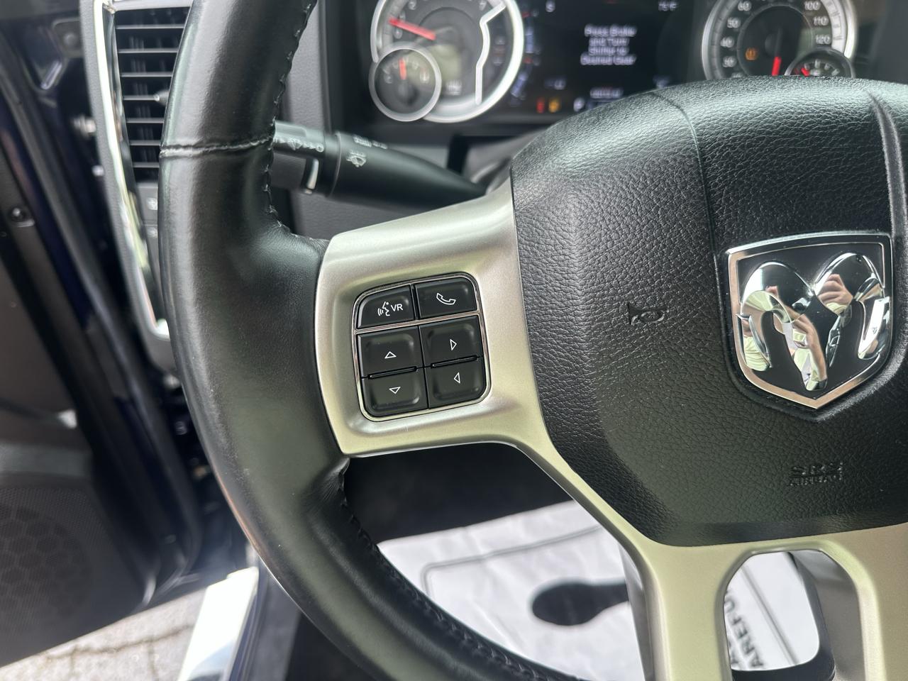RAM 1500 4WD Crew Cab 140.5" Laramie 2013