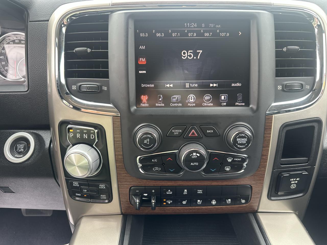 RAM 1500 4WD Crew Cab 140.5" Laramie 2013