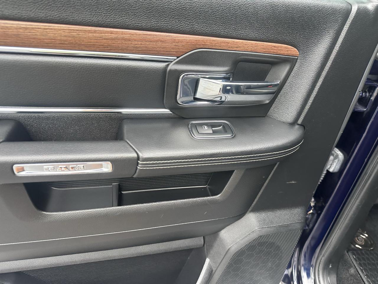 RAM 1500 4WD Crew Cab 140.5" Laramie 2013