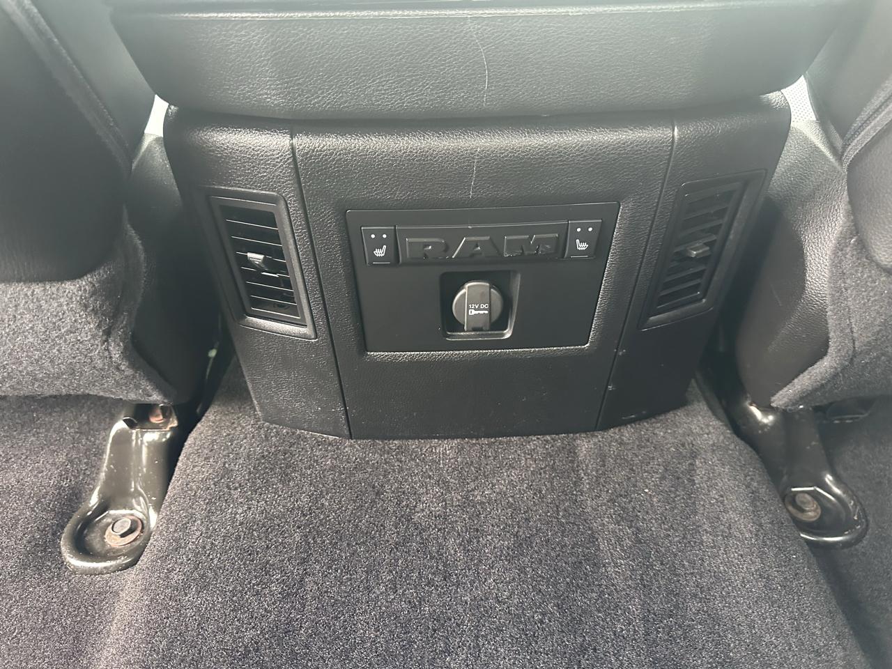 RAM 1500 4WD Crew Cab 140.5" Laramie 2013