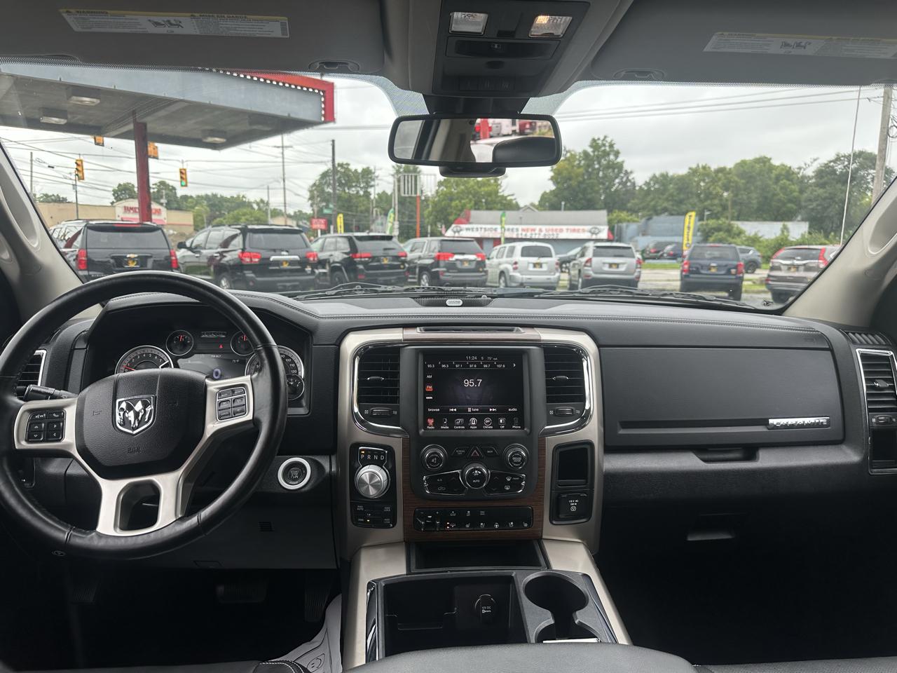 RAM 1500 4WD Crew Cab 140.5" Laramie 2013