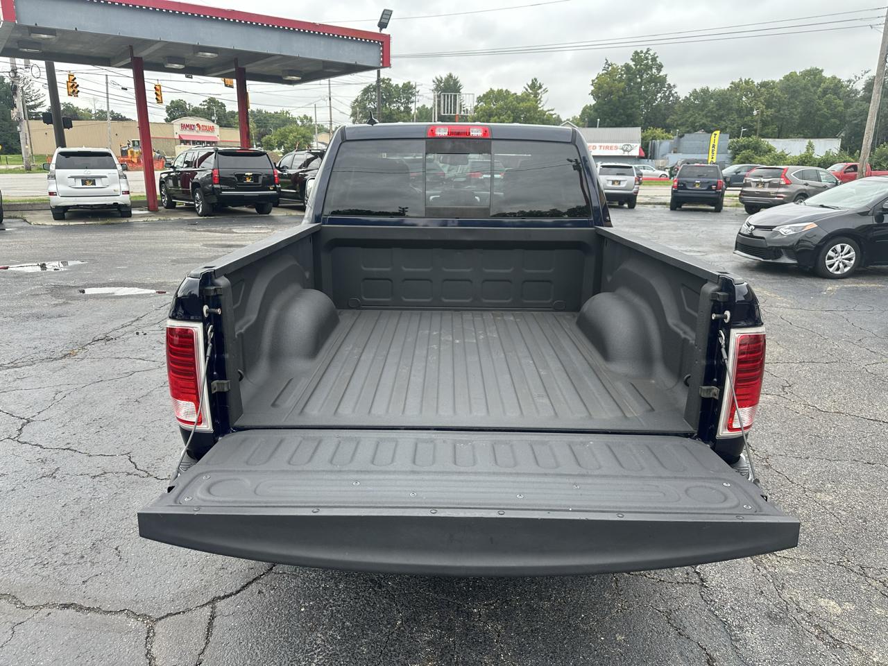 RAM 1500 4WD Crew Cab 140.5" Laramie 2013