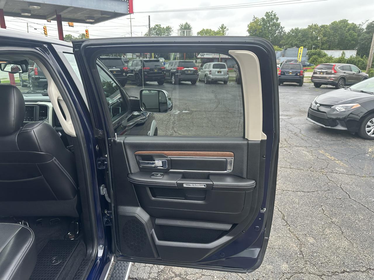 RAM 1500 4WD Crew Cab 140.5" Laramie 2013