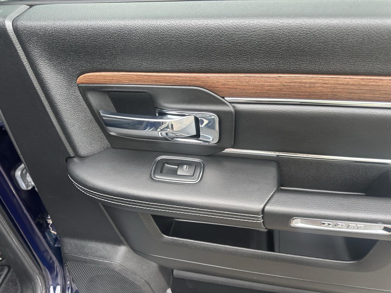 RAM 1500 4WD Crew Cab 140.5" Laramie 2013