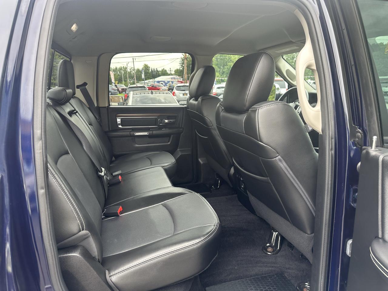 RAM 1500 4WD Crew Cab 140.5" Laramie 2013