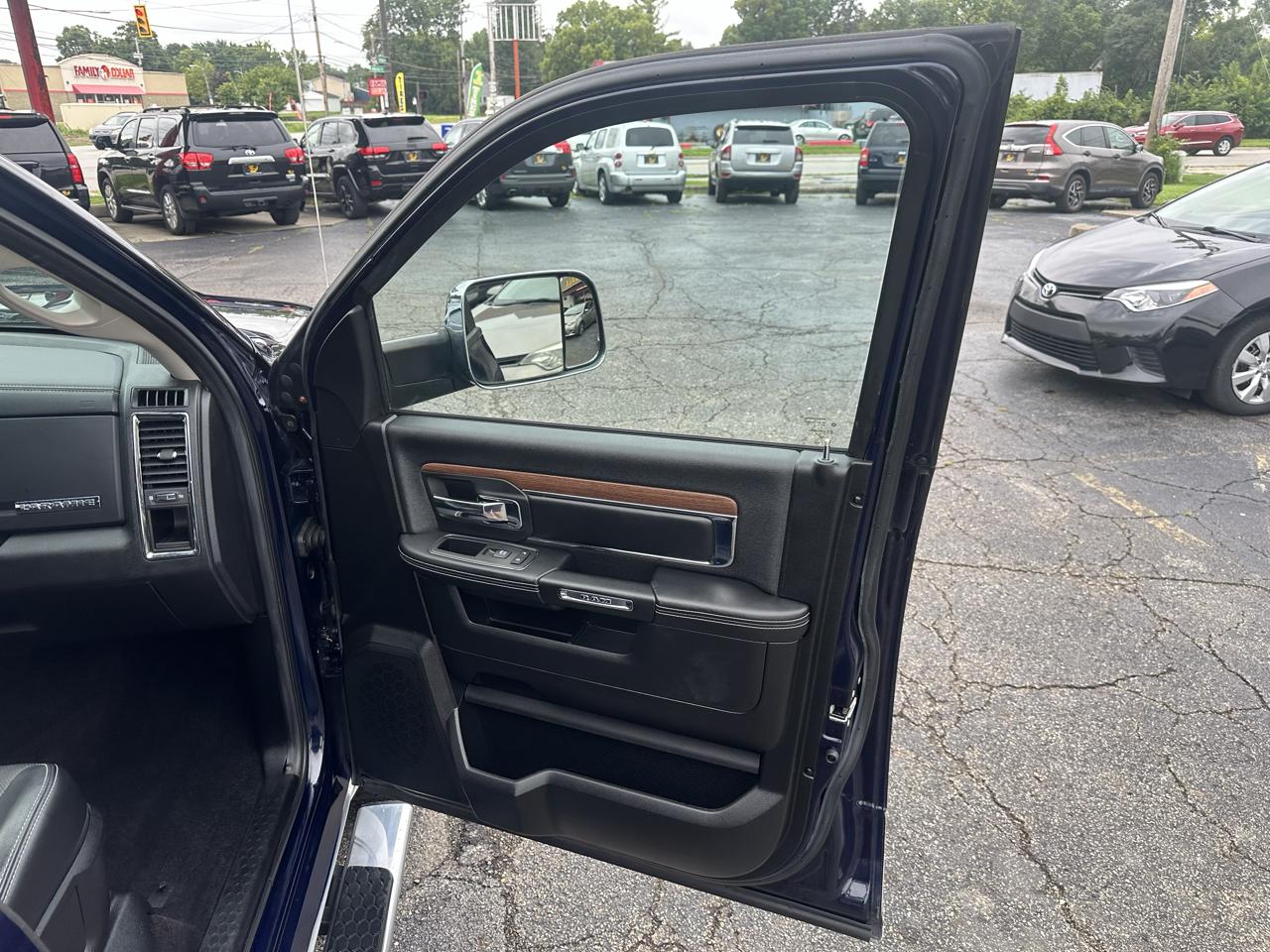 RAM 1500 4WD Crew Cab 140.5" Laramie 2013