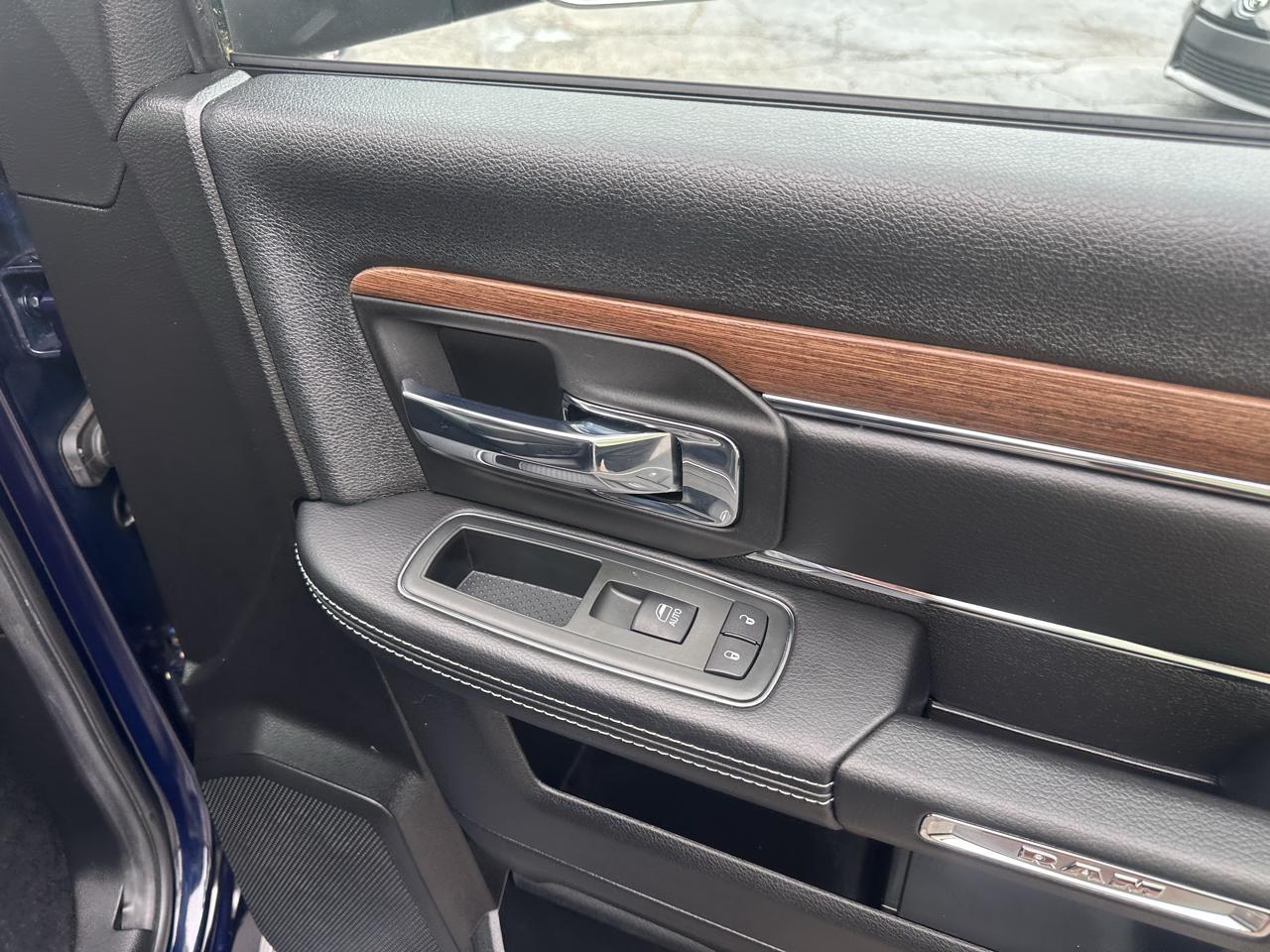 RAM 1500 4WD Crew Cab 140.5" Laramie 2013