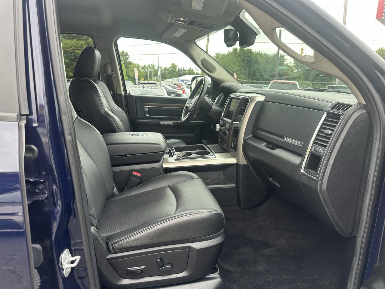 RAM 1500 4WD Crew Cab 140.5" Laramie 2013