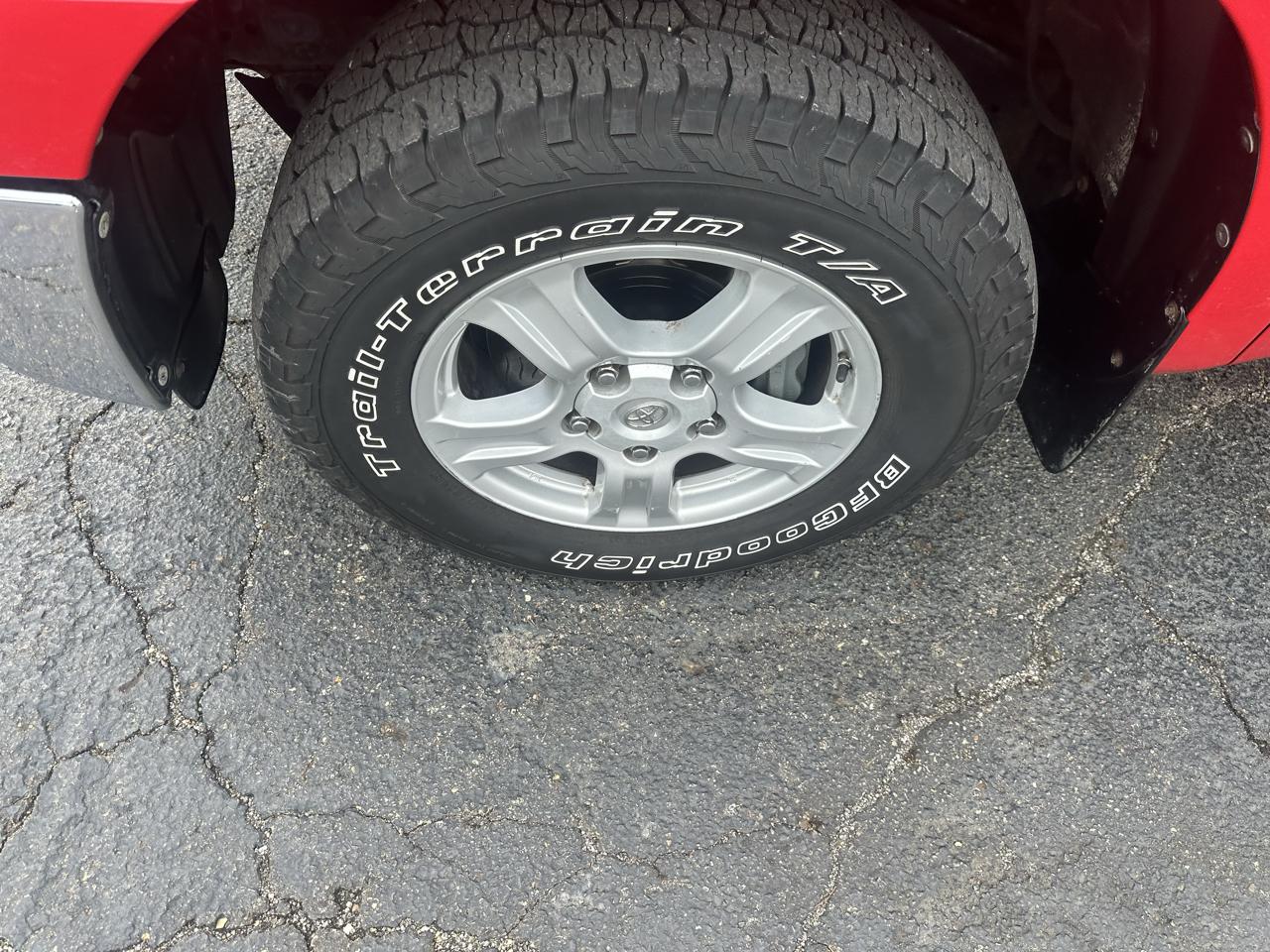 Toyota Tundra 4WD Truck CrewMax 5.7L FFV V8 6-Spd AT (Natl) 2012