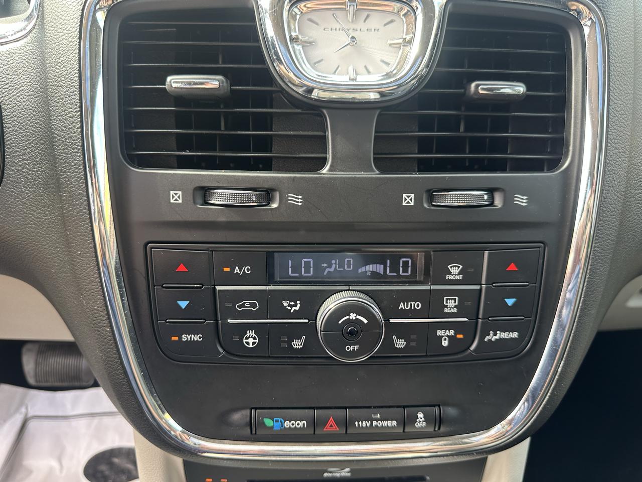 Chrysler Town & Country 4dr Wgn Touring-L 30th Anniversary 2014