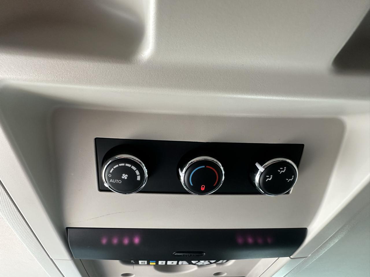 Chrysler Town & Country 4dr Wgn Touring-L 30th Anniversary 2014