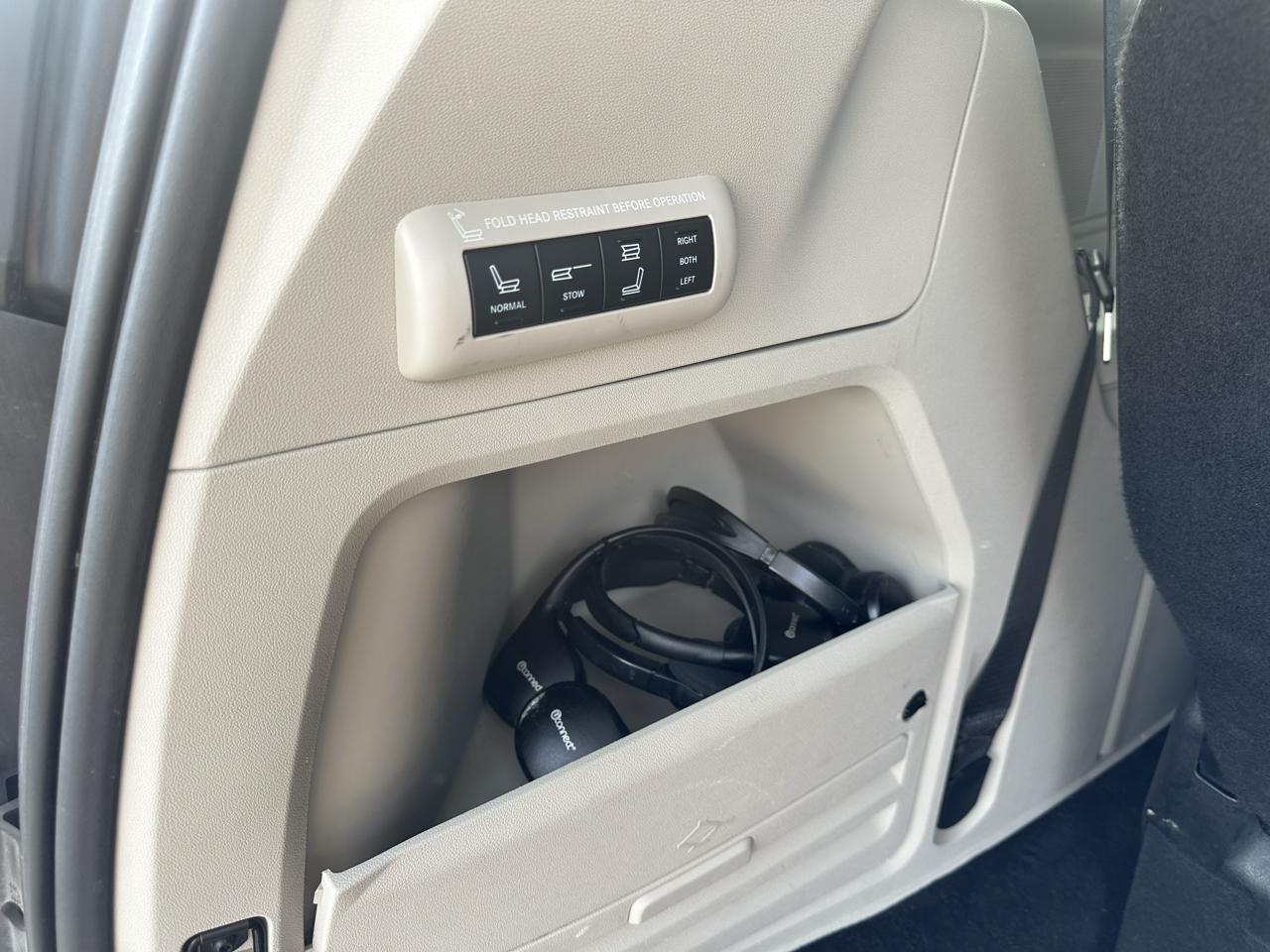 Chrysler Town & Country 4dr Wgn Touring-L 30th Anniversary 2014