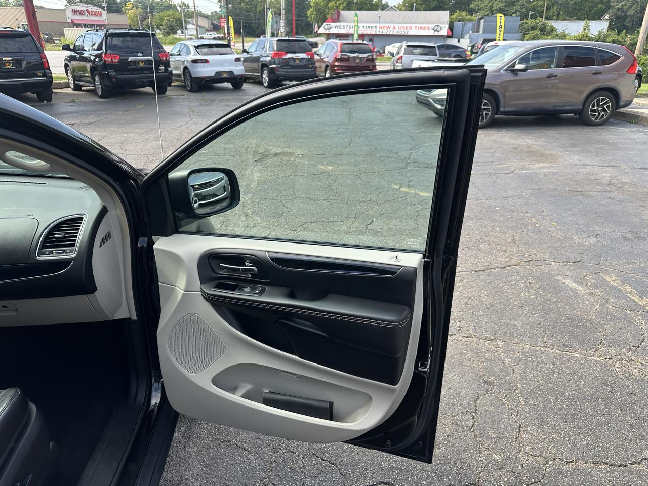 Chrysler Town & Country 4dr Wgn Touring-L 30th Anniversary 2014