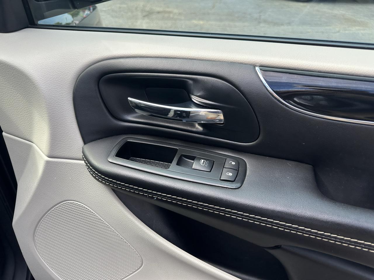 Chrysler Town & Country 4dr Wgn Touring-L 30th Anniversary 2014