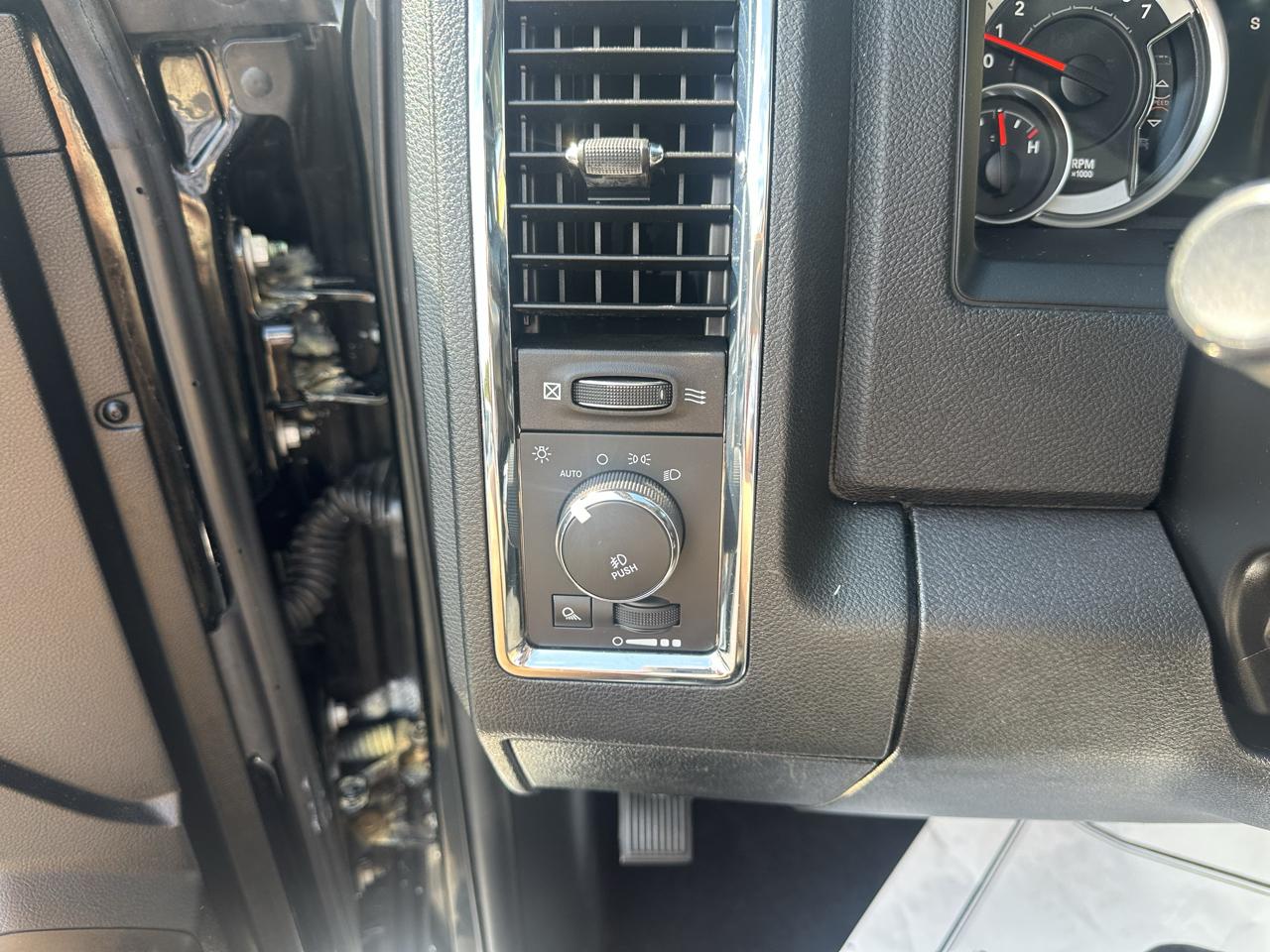 RAM 1500 4WD Crew Cab 149" Laramie 2014