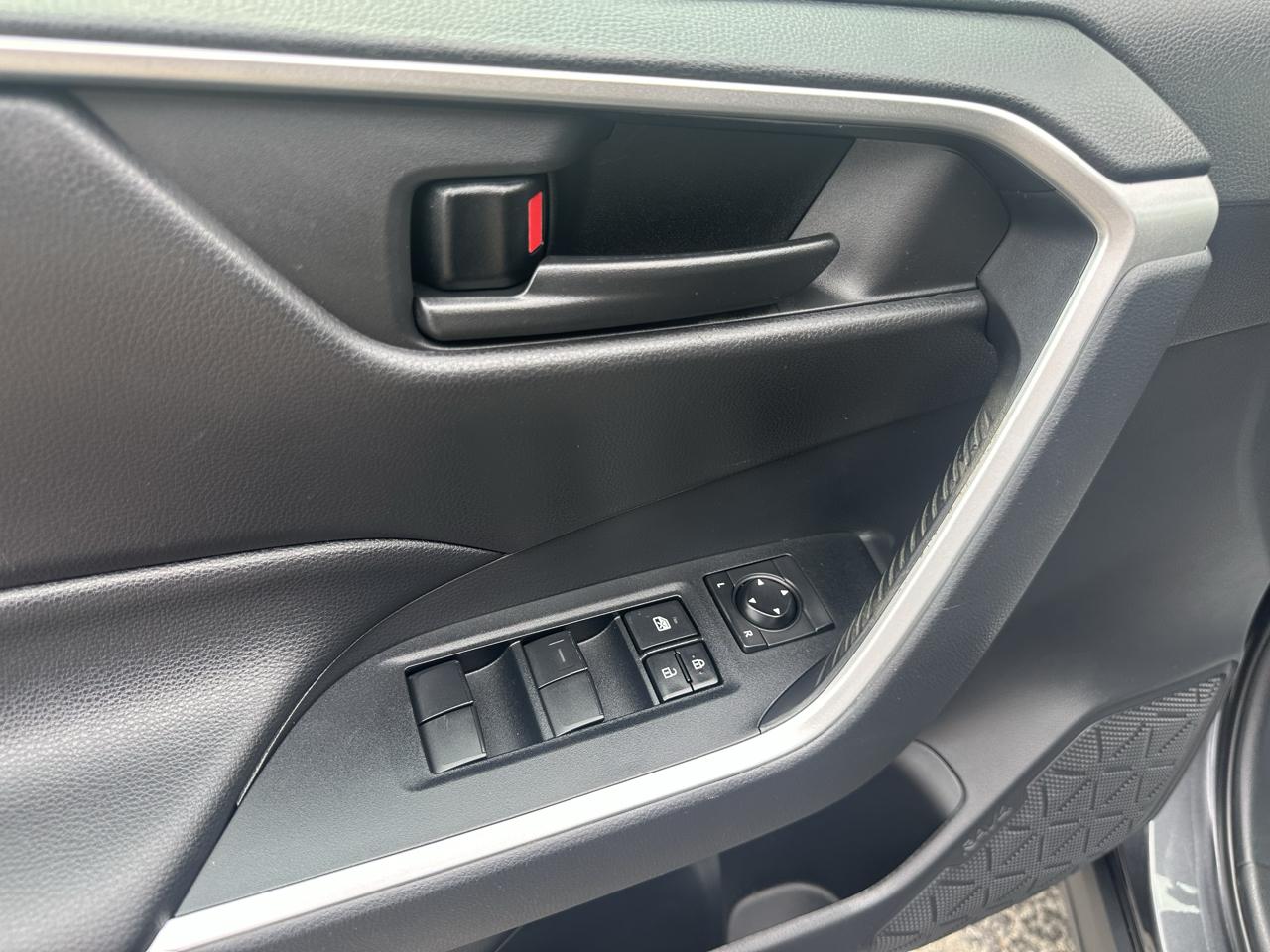 Toyota RAV4 LE FWD (Natl) 2021