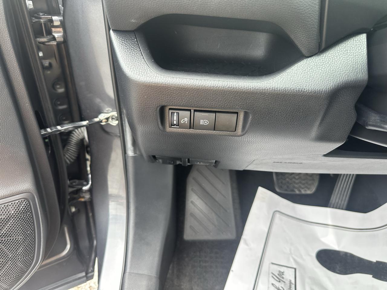 Toyota RAV4 LE FWD (Natl) 2021