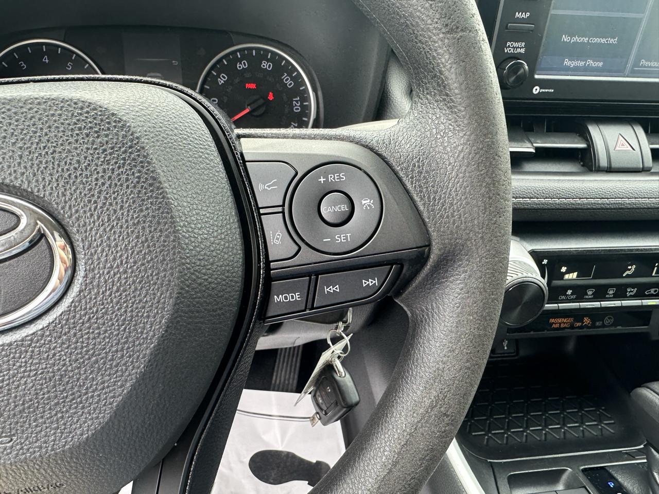 Toyota RAV4 LE FWD (Natl) 2021