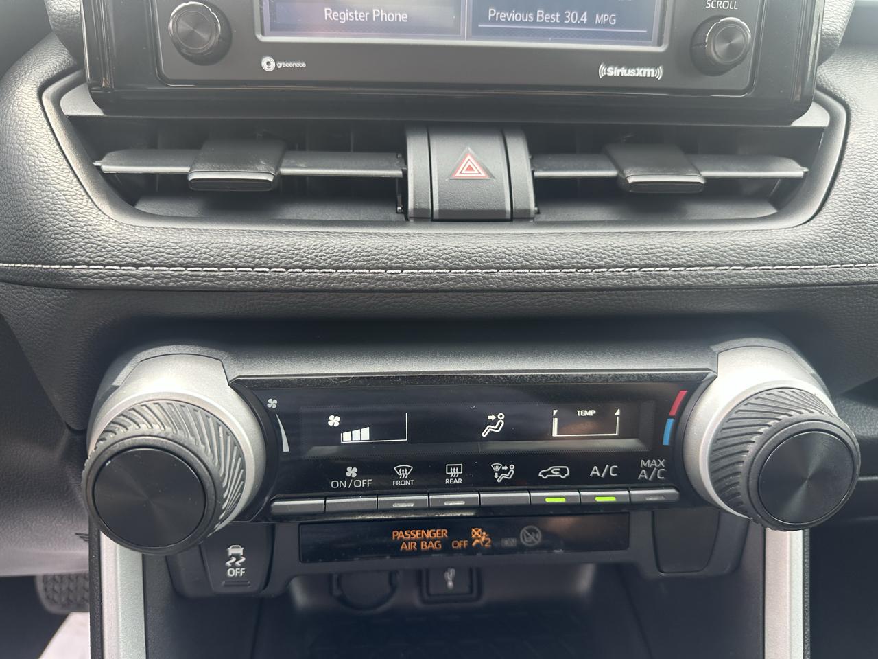 Toyota RAV4 LE FWD (Natl) 2021