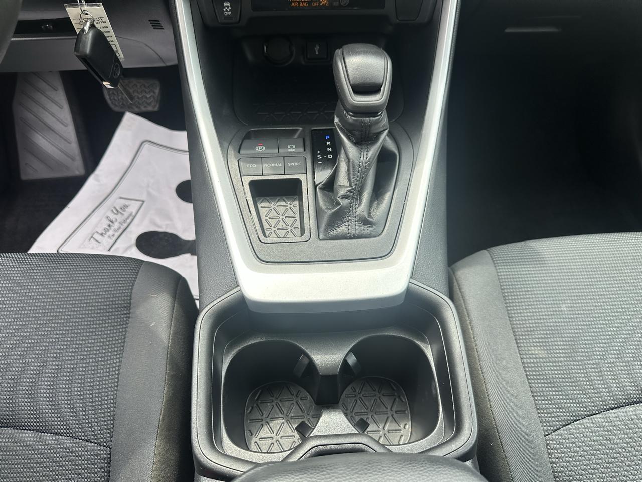 Toyota RAV4 LE FWD (Natl) 2021