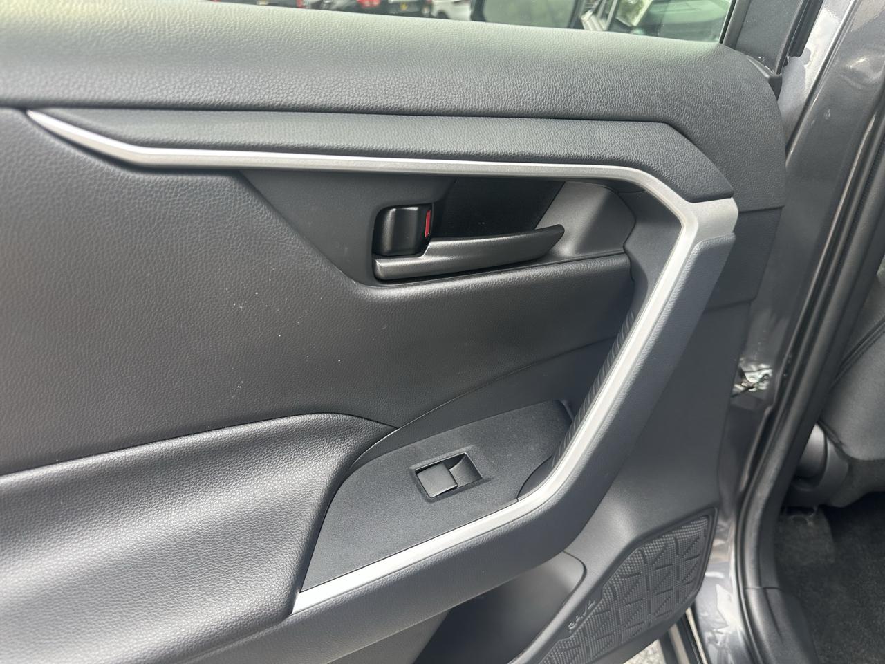Toyota RAV4 LE FWD (Natl) 2021