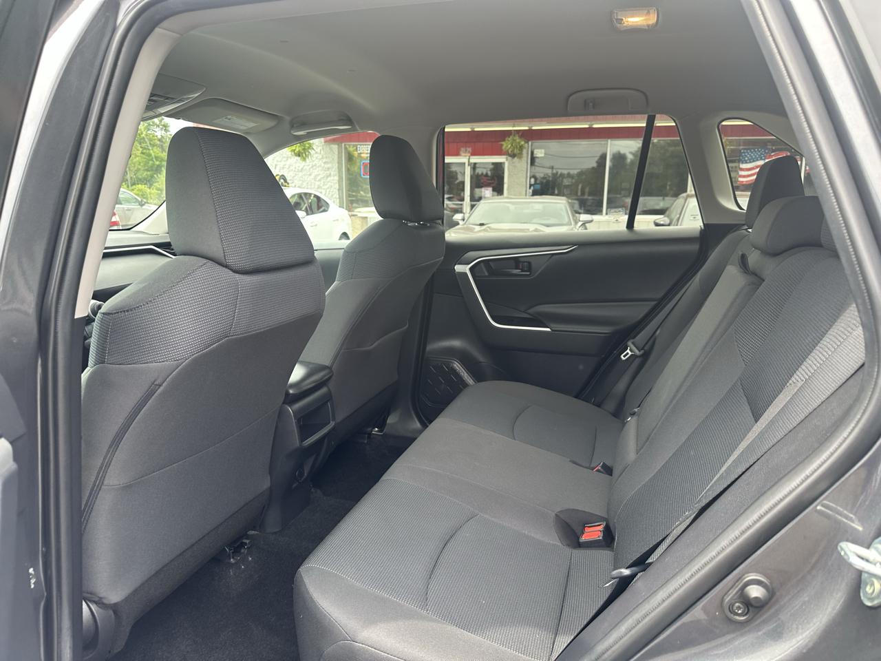 Toyota RAV4 LE FWD (Natl) 2021