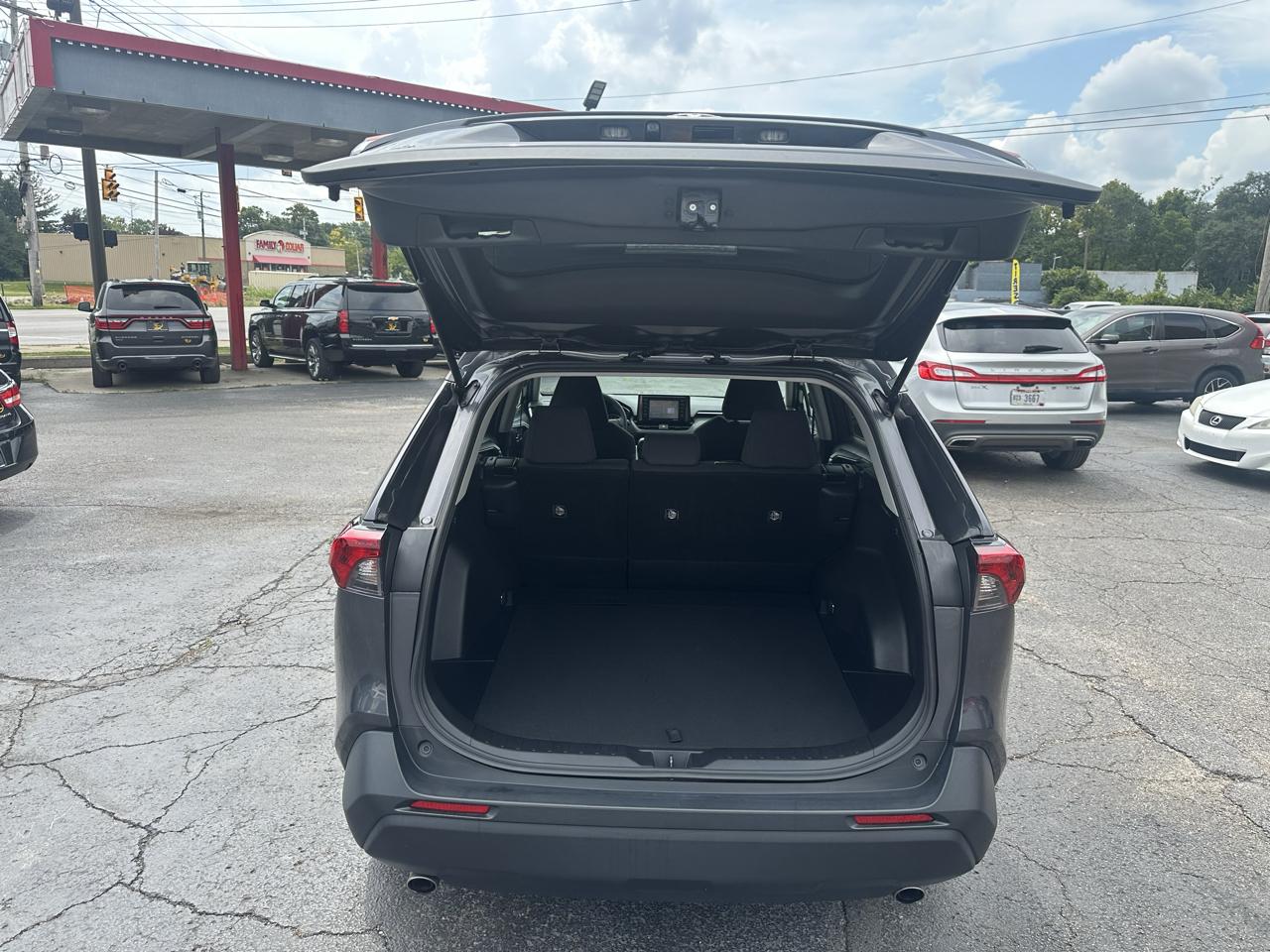 Toyota RAV4 LE FWD (Natl) 2021
