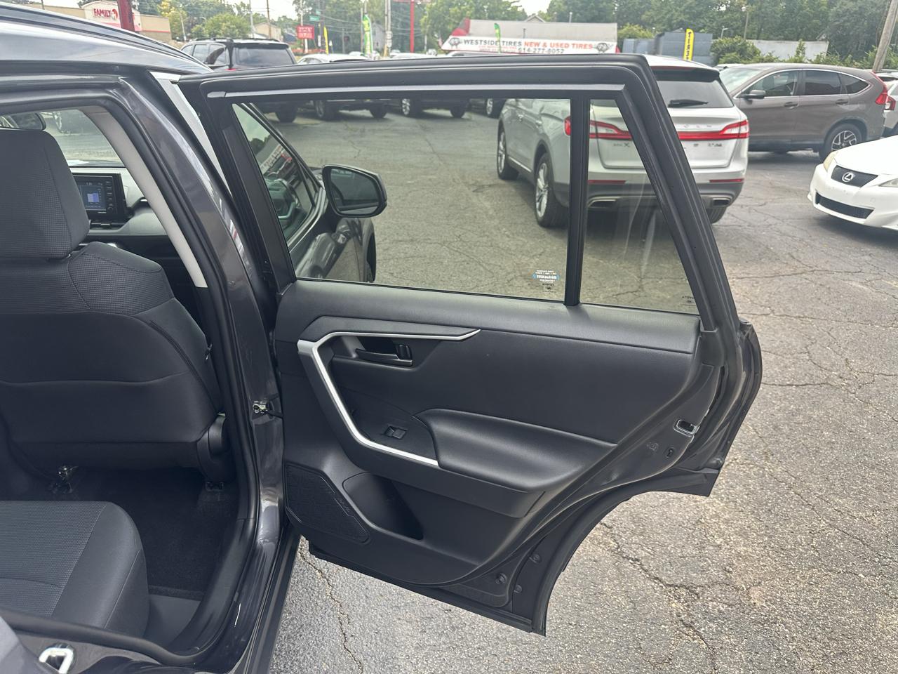 Toyota RAV4 LE FWD (Natl) 2021