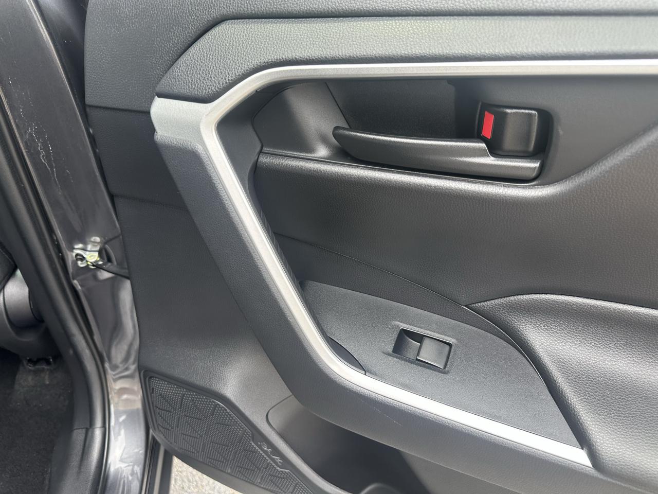 Toyota RAV4 LE FWD (Natl) 2021